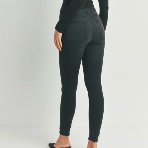 Just Black Denim- Skinny High Rise Jean with Frayed Hem. Black. Size: 26 - Picture 2 of 7